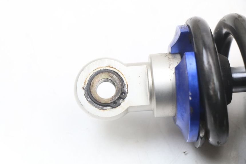 photo de Tylne amortyzatory APOLLO RFZ 140 - Zbliżenie techniczne