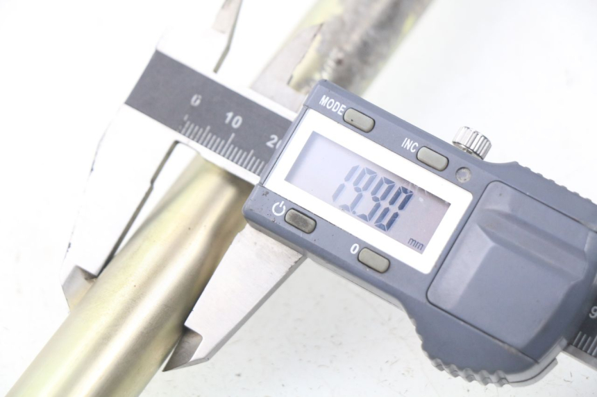 photo de OŚ WAHACZA MV AGUSTA BRUTALE R WALLY 910 (2008 - 2008) - Inny kąt widzenia