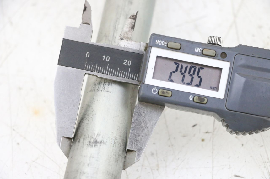 photo de OŚ WAŁKA WAHACZA SUZUKI GSXR GSX-R 1000 (2003 - 2004) - Zbliżenie techniczne