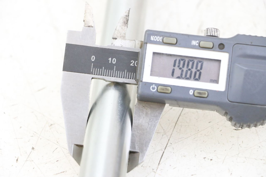 photo de OŚ WAHACZA ROYAL ENFIELD SCRAM 411 (2022 - 2024) - Zbliżenie techniczne