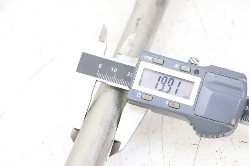 photo de OŚ WAŁKA WAHACZA SUZUKI GSR 750 (2011 - 2017) - Zoom stanu zużycia