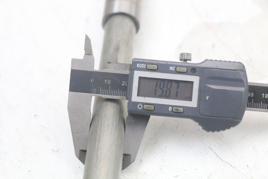 photo de OŚ WAŁKA WAHACZA SUZUKI SV N 650 (1999 - 2002) - Zbliżenie techniczne