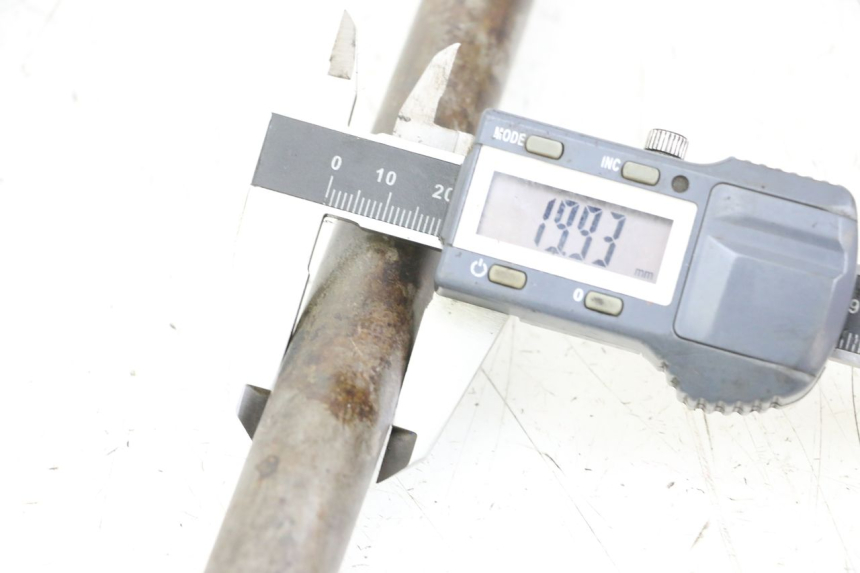 photo de OŚ WAŁKA WAHACZA YAMAHA FZ1 FAZER 1000 (2007 - 2009) - Szczegół części