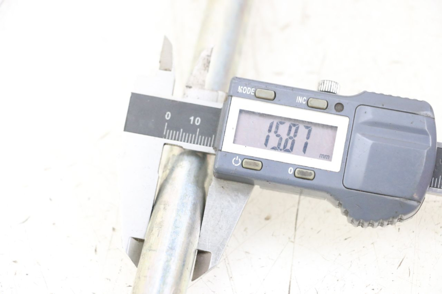 photo de OŚ WAŁKA WAHACZA YAMAHA XJ6 ABS 600 (2008 - 2016) - Inny kąt widzenia