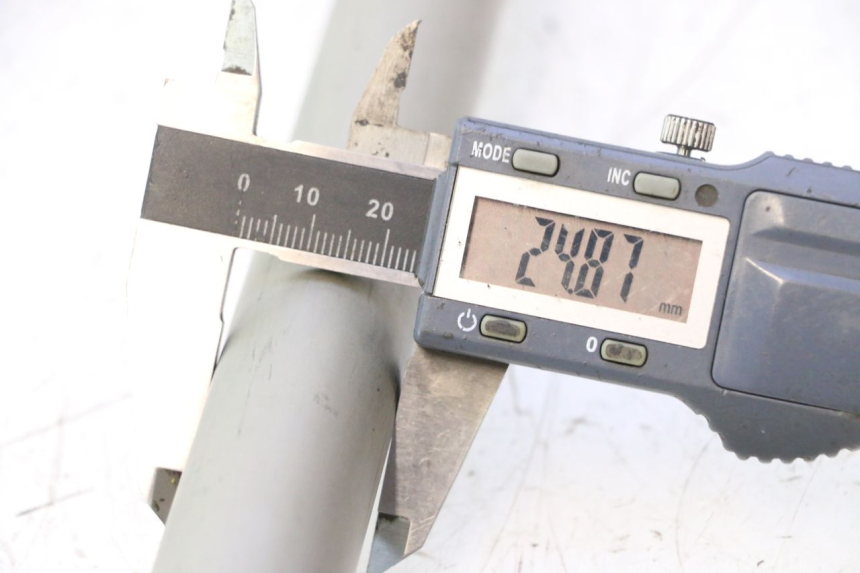 photo de OŚ WAŁKA WAHACZA YAMAHA YZF R6 600 (2008 - 2009) - Zbliżenie techniczne