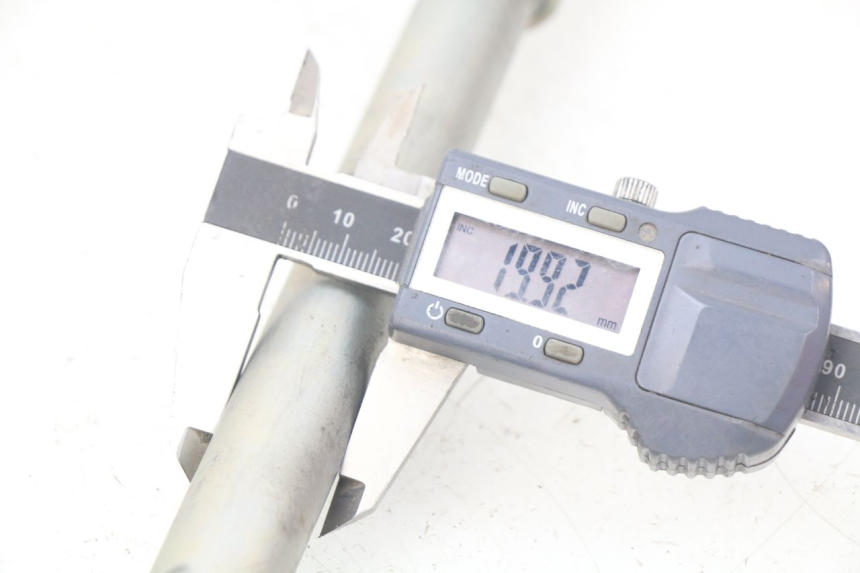 photo de OŚ WAŁKA WAHACZA KAWASAKI Z S 750 (2003 - 2006) - Zbliżenie techniczne