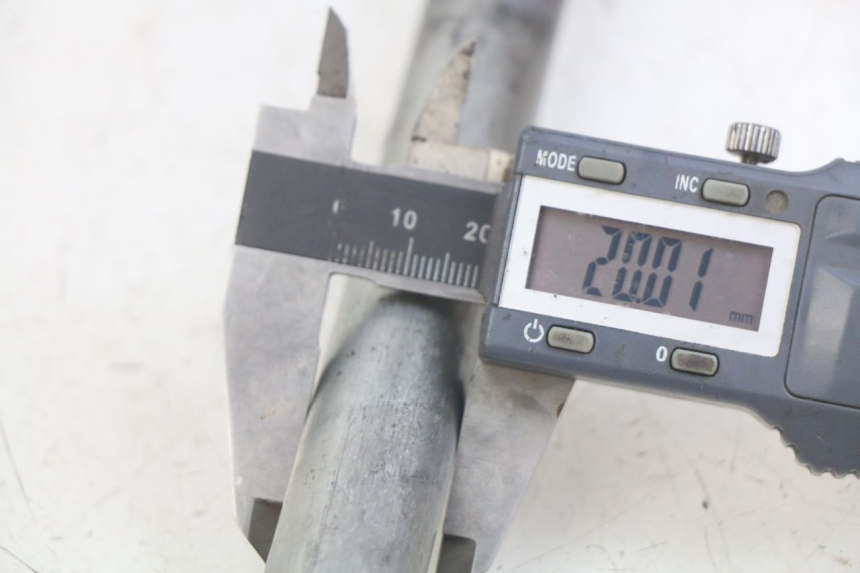 photo de OŚ WAŁKA WAHACZA KAWASAKI ZX-6R ZX6R 600 (1995 - 1997) - Zbliżenie techniczne