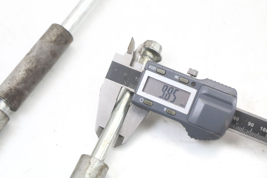 photo de OŚ SILNIKA HYOSUNG GF 125 (2001 - 2005) - Inny kąt widzenia