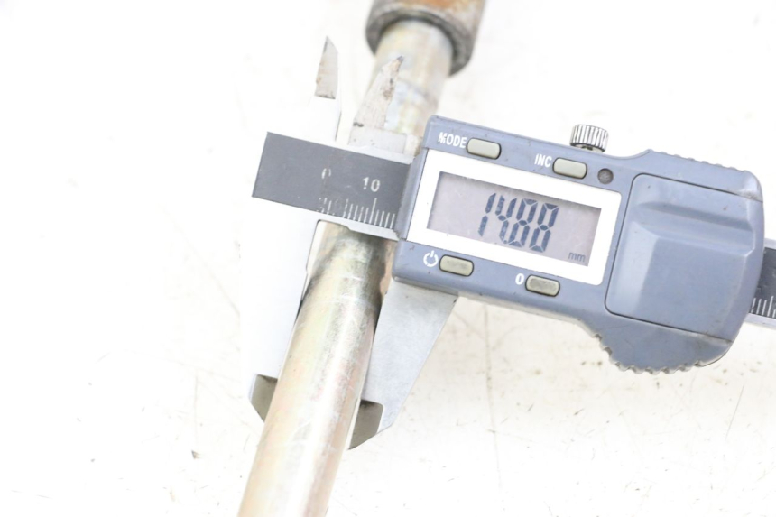 photo de OŚ KOŁA TYLNEGO HYOSUNG GV AQUILA 125 (2000 - 2009) - Szczegół części