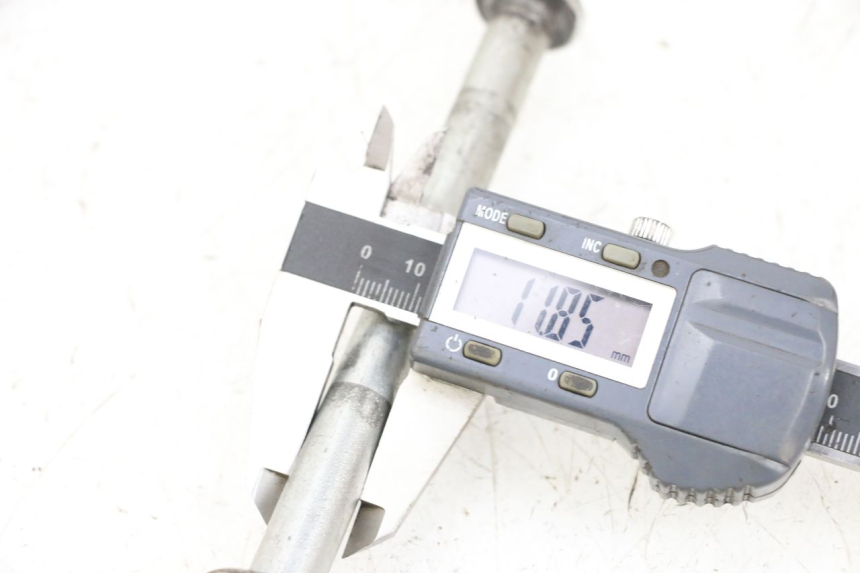 photo de OŚ KOŁA TYLNEGO MAG POWER BOMBERS 4T 50 (2016 - 2026) - Zoom stanu zużycia