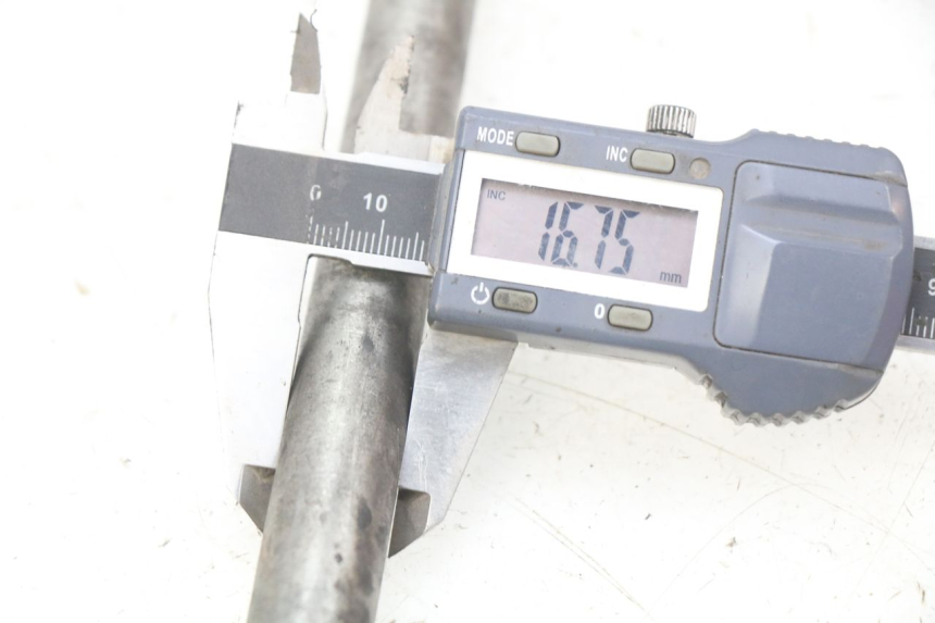 photo de OŚ KOŁA TYLNEGO ROYAL ENFIELD BULLET CLASSIC 500 (2017 - 2020) - Szczegół części