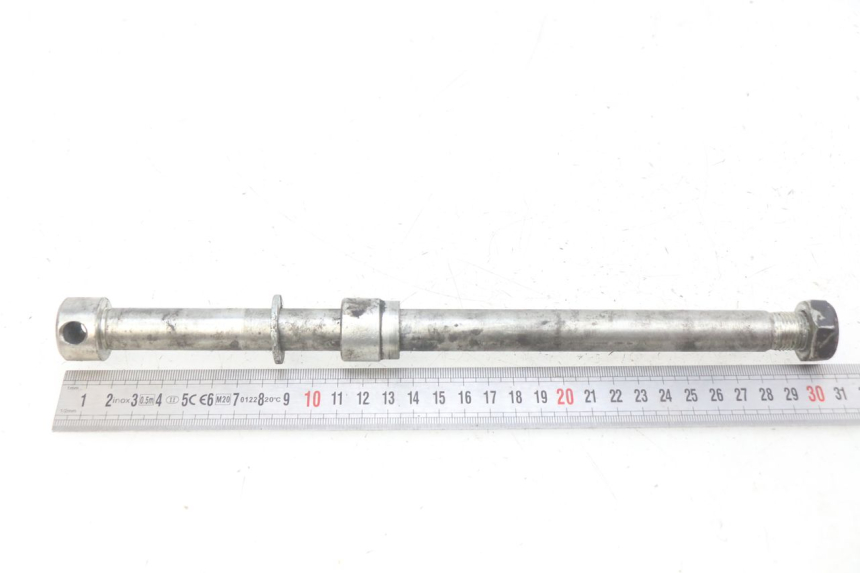 photo de OŚ KOŁA TYLNEGO ROYAL ENFIELD BULLET CLASSIC 500 (2017 - 2020) - Zbliżenie techniczne