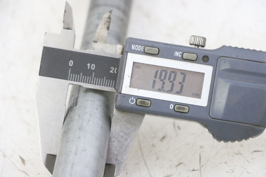 photo de OŚ KOŁA TYLNEGO HONDA CBF 500 (2004 - 2007) - Szczegół części