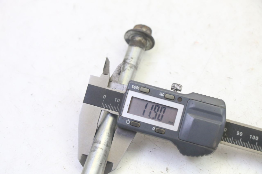 photo de OŚ KOŁA TYLNEGO HONDA CBF 125 (2009 - 2015) - Zbliżenie techniczne