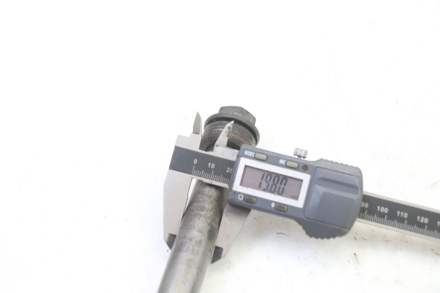 photo de OŚ KOŁA TYLNEGO HONDA CBR RR FIREBLADE 900 (1992 - 1994) - Zbliżenie techniczne