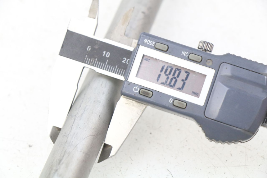 photo de OŚ KOŁA TYLNEGO HONDA CBRF CBR-F PC41 600 (2011 - 2013) - Zbliżenie techniczne