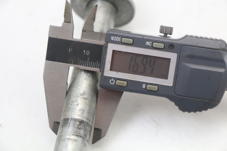 photo de OŚ KOŁA TYLNEGO APRILIA CLASSIC 125 (1995 - 2001) - Zbliżenie techniczne