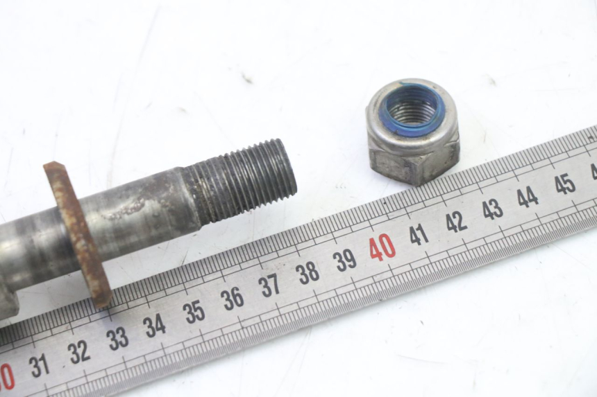 photo de OŚ KOŁA TYLNEGO APRILIA CLASSIC 125 (1995 - 2001) - Inny kąt widzenia