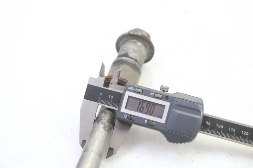 photo de OŚ KOŁA TYLNEGO APRILIA CLASSIC 125 (1995 - 2001) - Zbliżenie techniczne