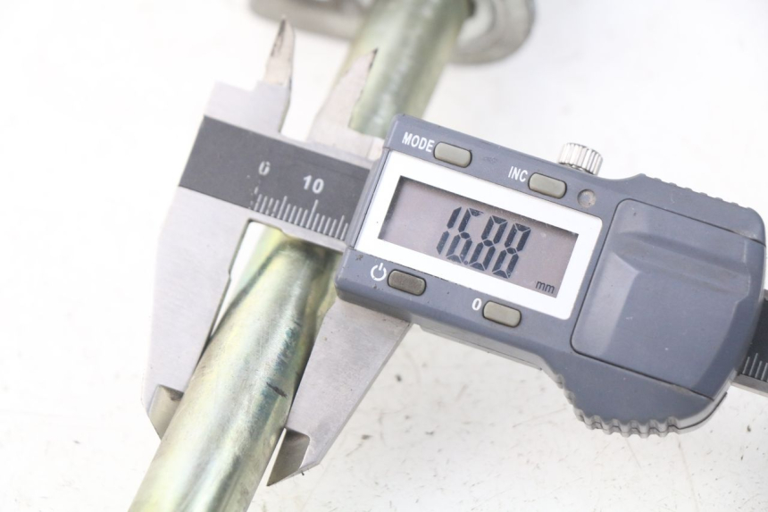 photo de OŚ KOŁA TYLNEGO HYOSUNG COMET GTR 125 (2007 - 2014) - Szczegół części