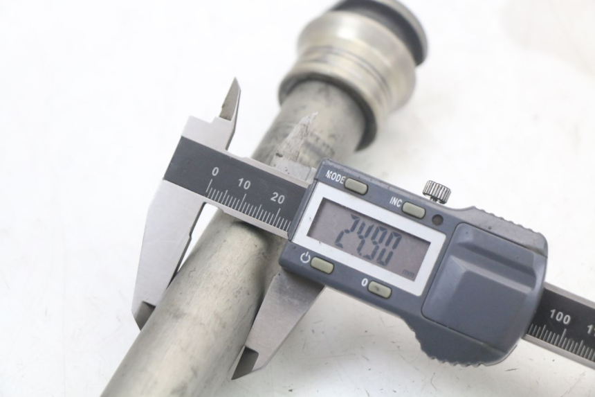 photo de OŚ KOŁA TYLNEGO HONDA CRF R 250 (2020 - 2021) - Zbliżenie techniczne