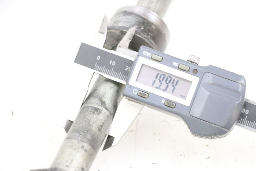 photo de OŚ KOŁA TYLNEGO SUZUKI DL V STROM 1000 (2002 - 2007) - Inny kąt widzenia