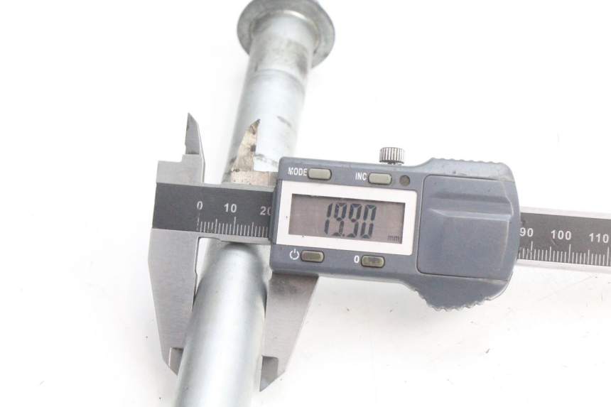 photo de OŚ KOŁA TYLNEGO KAWASAKI ER-6 ER6 F ABS 650 (2012 - 2016) - Zbliżenie techniczne