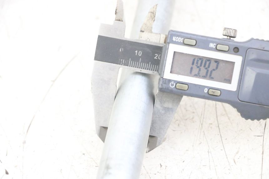 photo de OŚ KOŁA TYLNEGO KAWASAKI ER-6 ER6 N 650 (2012 - 2016) - Szczegół części