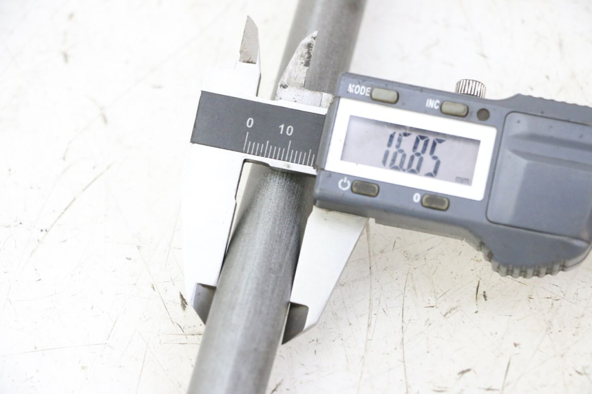 photo de OŚ KOŁA TYLNEGO APRILIA ETX 125 (1998 - 2002) - Szczegół części