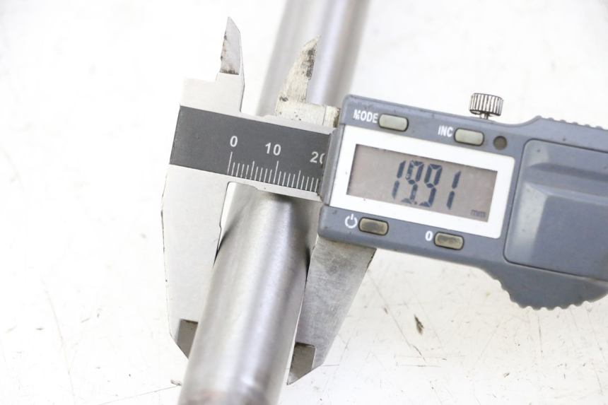 photo de OŚ KOŁA TYLNEGO YAMAHA FJ 36Y 1100 (1984 - 1985) - Szczegół części