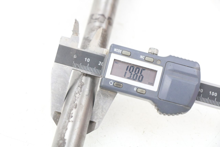 photo de OŚ KOŁA TYLNEGO YAMAHA FJ 3CX 1200 (1986 - 1996) - Inny kąt widzenia