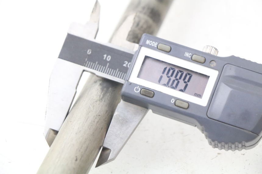 photo de OŚ KOŁA TYLNEGO YAMAHA FJR ABS 1300 (2006 - 2012) - Inny kąt widzenia