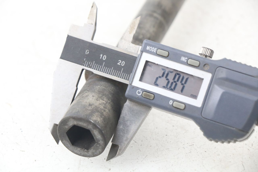 photo de OŚ KOŁA TYLNEGO YAMAHA FJR ABS 1300 (2006 - 2012) - Inny kąt widzenia