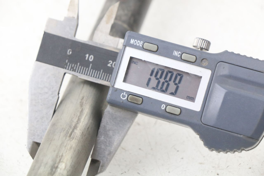 photo de OŚ KOŁA TYLNEGO YAMAHA FJR ABS 1300 (2006 - 2012) - Zbliżenie techniczne