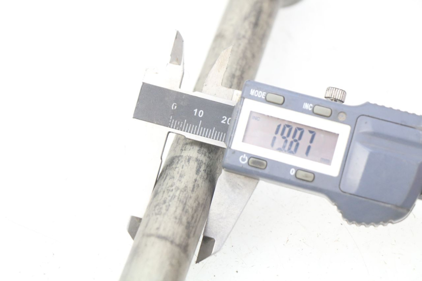 photo de OŚ KOŁA TYLNEGO YAMAHA FJR ABS 1300 (2016 - 2020) - Zbliżenie techniczne