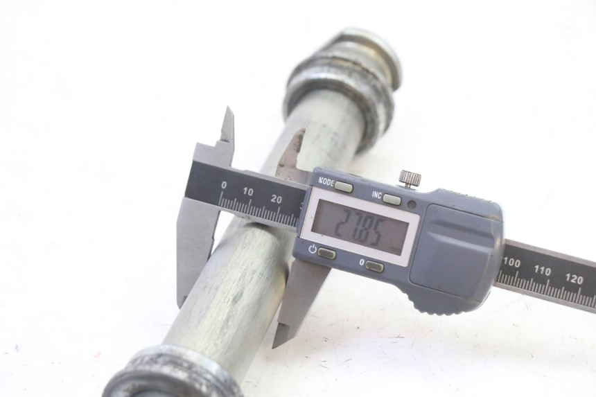 photo de OŚ KOŁA TYLNEGO YAMAHA FZ6 FAZER S2 600 (2007 - 2011) - Zbliżenie techniczne