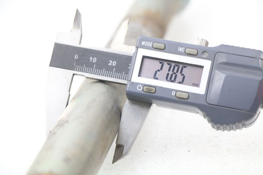 photo de OŚ KOŁA TYLNEGO YAMAHA FZ8 800 (2010 - 2016) - Szczegół części