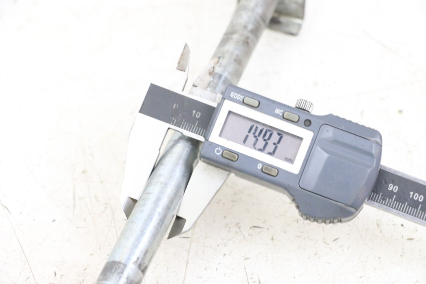 photo de OŚ KOŁA TYLNEGO HYOSUNG GF 125 (2001 - 2005) - Inny kąt widzenia