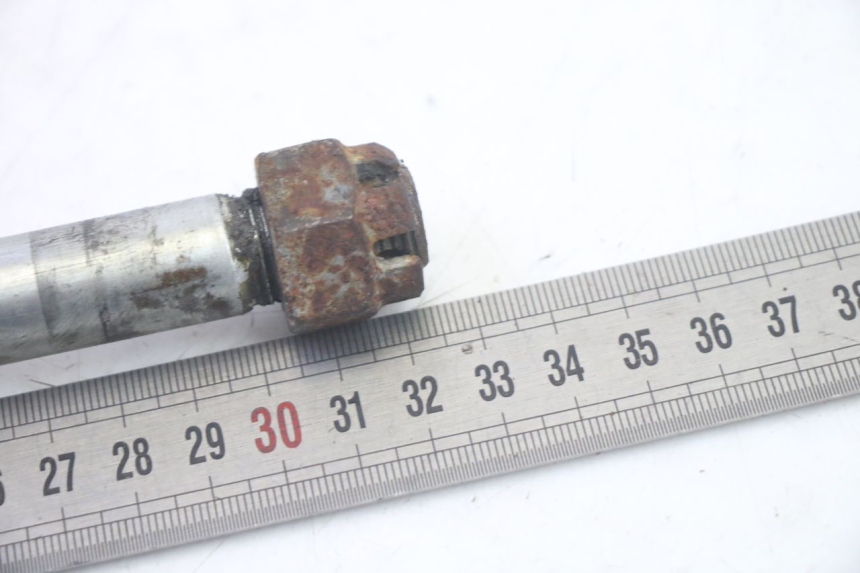 photo de OŚ KOŁA TYLNEGO KAWASAKI GPX R WARBIRD 600 (1988 - 1993) - Inny kąt widzenia