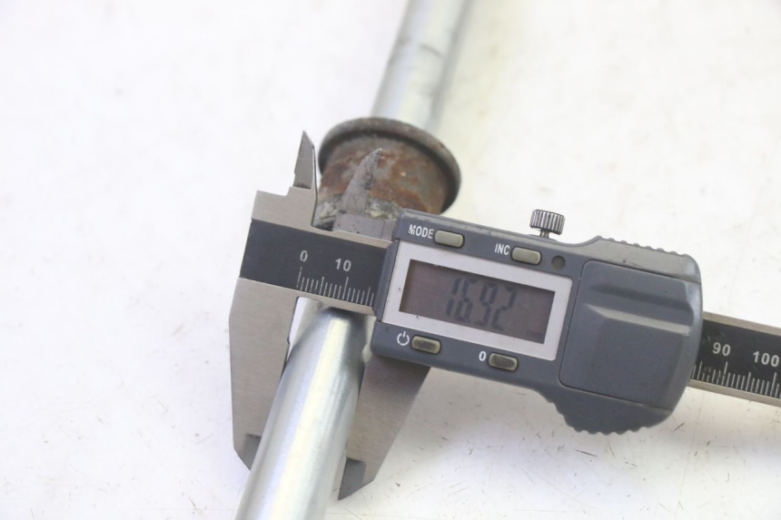 photo de OŚ KOŁA TYLNEGO KAWASAKI GPX R WARBIRD 600 (1988 - 1993) - Zbliżenie techniczne