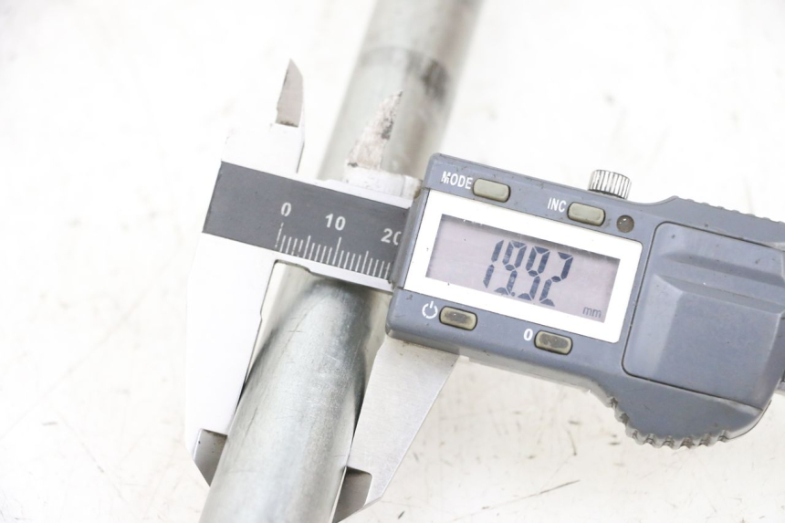 photo de OŚ KOŁA TYLNEGO SUZUKI GSF N BANDIT 600 (1996 - 1999) - Szczegół części