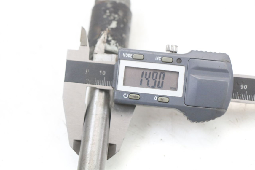 photo de OŚ KOŁA TYLNEGO SUZUKI GSX E 250 (1982 - 1983) - Inny kąt widzenia