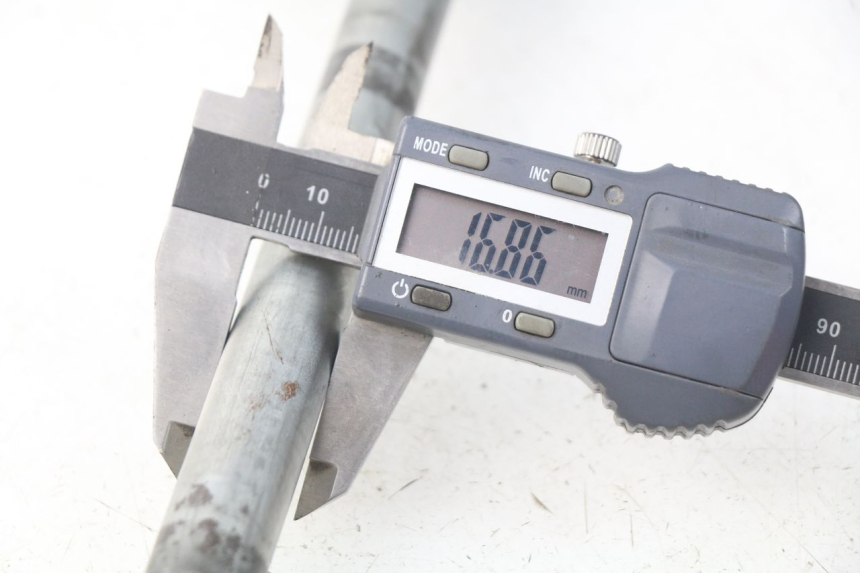 photo de OŚ KOŁA TYLNEGO SUZUKI GSX-F GSXF 600 (1998 - 2004) - Inny kąt widzenia