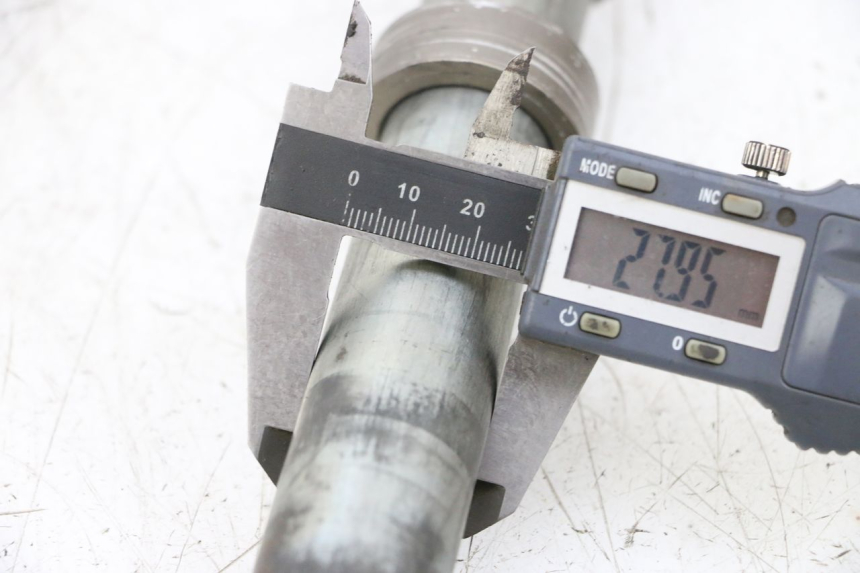 photo de OŚ KOŁA TYLNEGO SUZUKI GSXR GSX-R 1000 (2003 - 2004) - Szczegół części