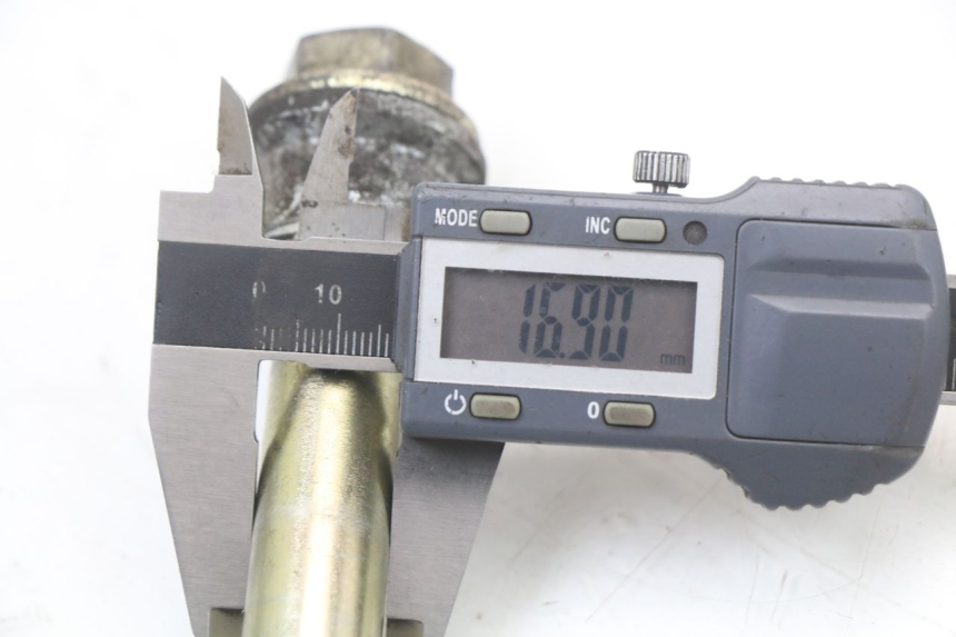 photo de OŚ KOŁA TYLNEGO HYOSUNG GTR 125 (2006 - 2008) - Inny kąt widzenia