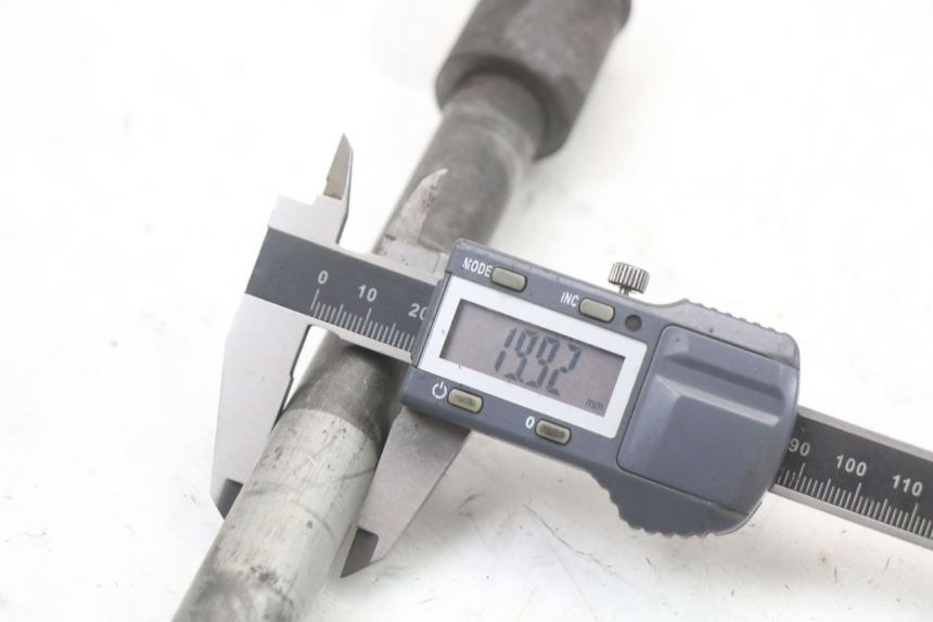 photo de OŚ KOŁA TYLNEGO HONDA CBR F 1000 (1993 - 1996) - Zbliżenie techniczne