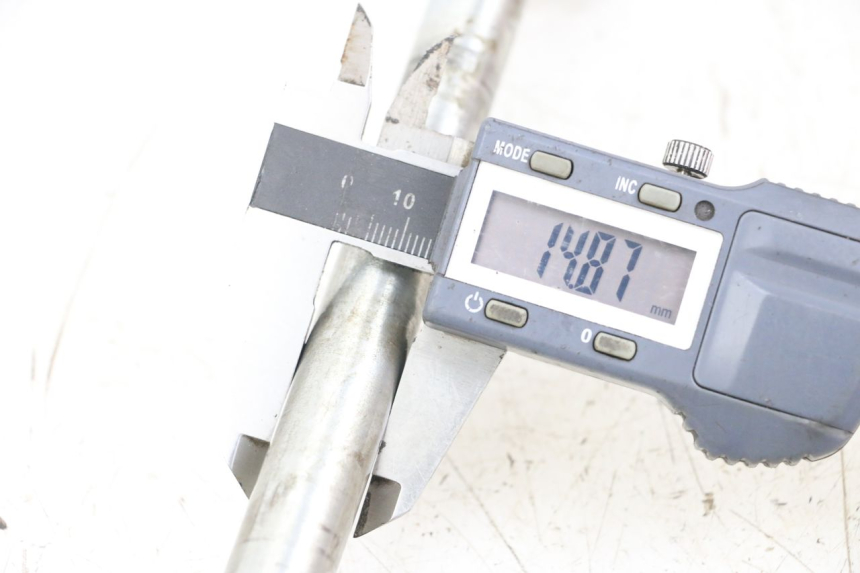 photo de OŚ KOŁA TYLNEGO JINLUN JL HIGHLANDER 125 (2007 - 2015) - Szczegół części