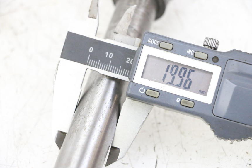 photo de OŚ KOŁA TYLNEGO KAWASAKI GTR 1000 (1994 - 2004) - Zoom stanu zużycia