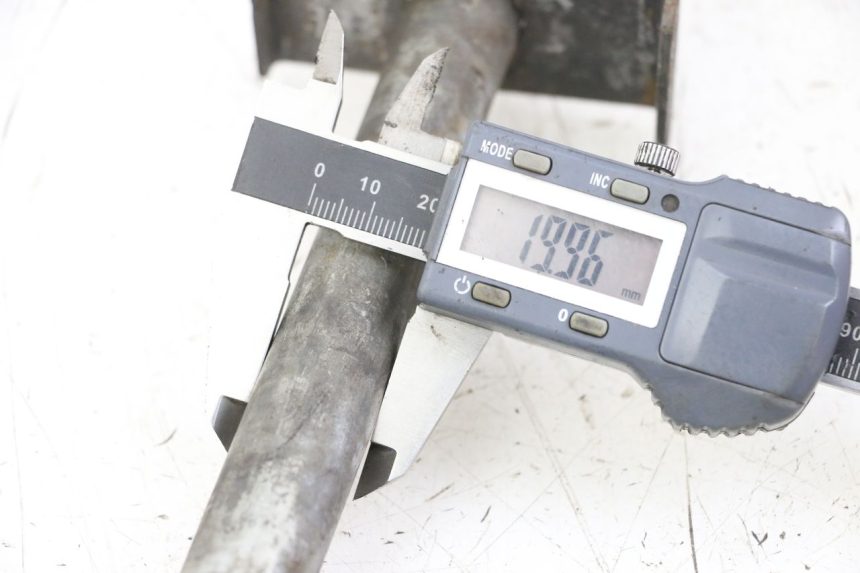 photo de OŚ KOŁA TYLNEGO KAWASAKI ZR7 ZR-7 S 750 (1999 - 2004) - Szczegół części