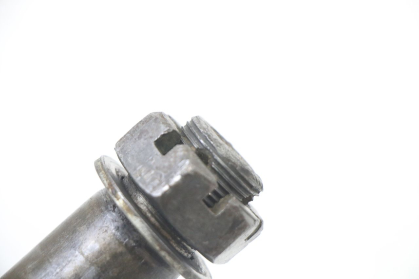 photo de OŚ KOŁA TYLNEGO KAWASAKI KX F KXF 450 (2009 - 2011) - Zbliżenie techniczne